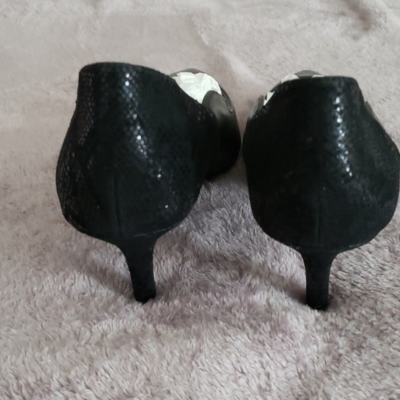 Isaac Mizrahi Elegant Leather Pump - Picture 6 of 6